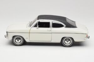 Opel Olympia A Coupé Blanc Noir Revell 1:18 8446 Métal Moulé — image 4 sur 8