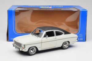 Opel Olympia A Coupé Blanc Noir Revell 1:18 8446 Métal Moulé — image 8 sur 8
