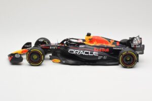 Oracle Red Bull Racing RB19 #1 M. Verstappen Winner Italian GP 2023 Minichamps 1:18 110231501 Métal Moulé — image 3 sur 6