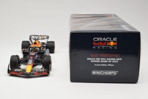 Oracle Red Bull Racing RB19 #1 M. Verstappen Winner Miami GP 2023 Minichamps 1:18 110230501 Métal Moulé — image 6 sur 6