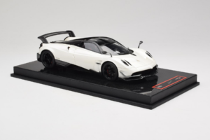 Pagani Huayra BC White Metallic Yy Model 1:18 REMC025 Résine — image 4 sur 7
