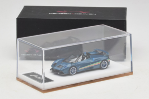 Pagani Huayra Tricolore Roadster Bleu Henson & Heaven 1:64 PHTRB01 Résine — image 7 sur 8