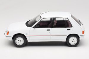 Peugeot 205 Blanc MCG 1:18 MCG18493 Métal Moulé — image 3 sur 6
