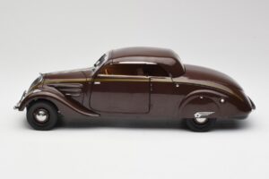 Peugeot 402 Eclipse Chocolat Norev 1:18 184873 Métal Moulé — image 5 sur 12