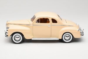 Plymouth Coupe Beige Road Signature 1:18 92398 Métal Moulé — image 4 sur 8