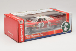 Plymouth Fury #43 R. Petty NASCAR 1960 Auto World 1:24 AW24003/06 Métal Moulé — image 2 sur 3