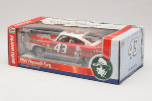 Plymouth Fury #43 R. Petty NASCAR 1960 Auto World 1:24 AW24003/06 Métal Moulé — image 3 sur 3