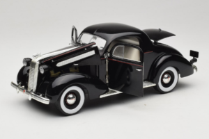 Pontiac Deluxe Noir Signature Models 1:18 18106 Métal Moulé — image 2 sur 8