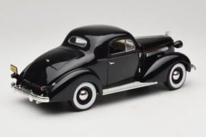 Pontiac Deluxe Noir Signature Models 1:18 18106 Métal Moulé — image 3 sur 8