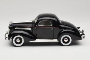 Pontiac Deluxe Noir Signature Models 1:18 18106 Métal Moulé — image 4 sur 8