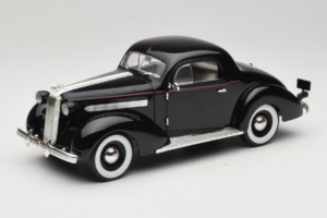 Pontiac Deluxe Noir Signature Models 1:18 18106 Métal Moulé