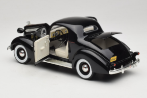 Pontiac Deluxe Noir Signature Models 1:18 18106 Métal Moulé — image 5 sur 8