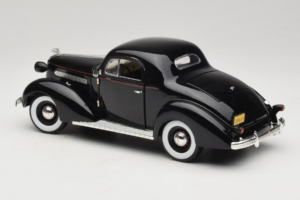 Pontiac Deluxe Noir Signature Models 1:18 18106 Métal Moulé — image 7 sur 8
