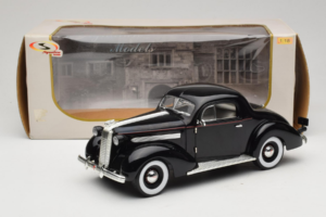 Pontiac Deluxe Noir Signature Models 1:18 18106 Métal Moulé — image 8 sur 8
