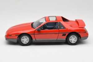 Pontiac Fiero GT Rouge Road Signature 1:18 92588 Métal Moulé — image 4 sur 8