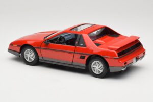 Pontiac Fiero GT Rouge Road Signature 1:18 92588 Métal Moulé — image 7 sur 8