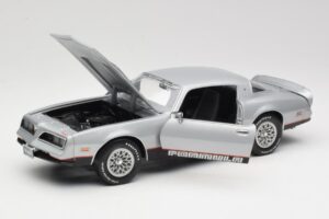 Pontiac Firebird Formula Argent ERTL 1:18 33514 Métal Moulé — image 2 sur 8