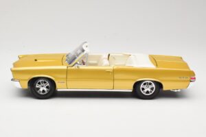 Pontiac GTO Hurst Edition Or Maisto 1:18 531884 Métal Moulé — image 4 sur 8
