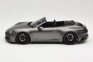 Porsche 911 992 Carrera 4 GTS Cabriolet Grey Metallic Minichamps 1:18 155063031 Métal Moulé — image 3 sur 6