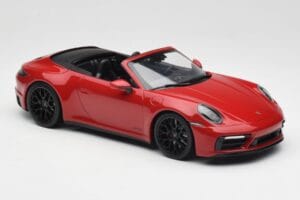 Porsche 911 992 Carrera 4 GTS Cabriolet Rouge Minichamps 1:18 155063032 Métal Moulé — image 4 sur 6