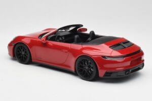 Porsche 911 992 Carrera 4 GTS Cabriolet Rouge Minichamps 1:18 155063032 Métal Moulé — image 5 sur 6