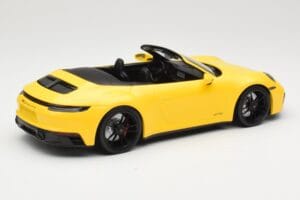 Porsche 911 992 Carrera 4 GTS Cabriolet Jaune Minichamps 1:18 155063030 Métal Moulé — image 2 sur 6