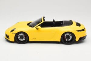Porsche 911 992 Carrera 4 GTS Cabriolet Jaune Minichamps 1:18 155063030 Métal Moulé — image 3 sur 6