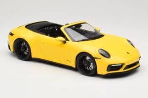 Porsche 911 992 Carrera 4 GTS Cabriolet Jaune Minichamps 1:18 155063030 Métal Moulé — image 4 sur 6