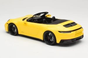 Porsche 911 992 Carrera 4 GTS Cabriolet Jaune Minichamps 1:18 155063030 Métal Moulé — image 5 sur 6