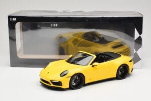 Porsche 911 992 Carrera 4 GTS Cabriolet Jaune Minichamps 1:18 155063030 Métal Moulé — image 6 sur 6