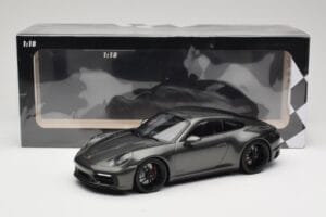 Porsche 911 992 Carrera 4 GTS Green Metallic Minichamps 1:18 155063101 Métal Moulé — image 6 sur 6