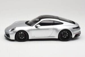 Porsche 911 992 Carrera 4 GTS Argent Minichamps 1:18 155063104 Métal Moulé — image 3 sur 6
