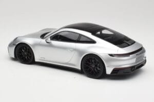 Porsche 911 992 Carrera 4 GTS Argent Minichamps 1:18 155063104 Métal Moulé — image 5 sur 6