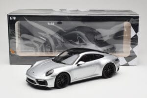 Porsche 911 992 Carrera 4 GTS Argent Minichamps 1:18 155063104 Métal Moulé — image 6 sur 6