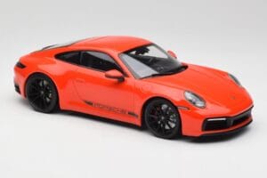 Porsche 911 992 Carrera 4S Lava Orange Minichamps 1:18 155067327 Métal Moulé — image 4 sur 6