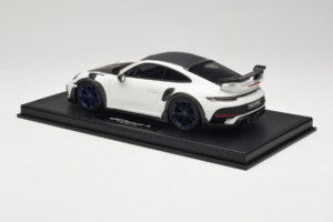 Porsche 911 992 TechArt GTstreet R Blanc Avec Roues Bleues TechArt 1:18 REMC014 Résine — image 5 sur 6