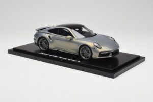 Porsche 911 Turbo S 992 Silver Bamboo Chromaflire With Display Case Spark 1:18 WAP0219100RTSS Résine — image 4 sur 7