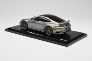 Porsche 911 Turbo S 992 Silver Bamboo Chromaflire With Display Case Spark 1:18 WAP0219100RTSS Résine — image 5 sur 7