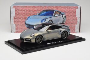 Porsche 911 Turbo S 992 Silver Bamboo Chromaflire With Display Case Spark 1:18 WAP0219100RTSS Résine — image 6 sur 7