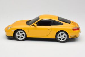 Porsche 911 996 Carrera 4S Jaune Maisto 1:18 WAP02101610 Métal Moulé — image 4 sur 8