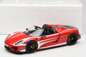 Porsche 918 Spyder Weissach Package Rayures Rouge Blanc Minichamps 1:18 110062442-O1 Métal Moulé — image 8 sur 8