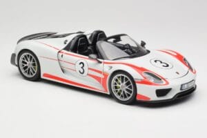 Porsche 918 Spyder Weissach Package Salzburg Minichamps 1:18 110062441 Métal Moulé — image 6 sur 8