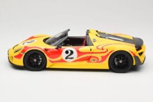 Porsche 918 Spyder Weissach Package Jaune Avec Rayures Minichamps 1:18 110062446 Métal Moulé — image 4 sur 8