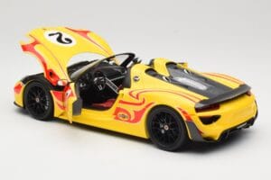 Porsche 918 Spyder Weissach Package Jaune Avec Rayures Minichamps 1:18 110062446 Métal Moulé — image 5 sur 8