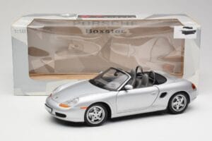 Porsche Boxster 986 Cabriolet Arctic Argent Métallisé UT Models 1:18 27852 Métal Moulé — image 8 sur 8