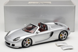 Porsche Carrera GT Silver Metallic Minichamps 1:18 WAP02103014 Métal Moulé — image 8 sur 8