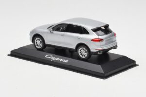 Porsche Cayenne 958 Argent Minichamps 1:43 WAP0200020E Métal Moulé — image 3 sur 4