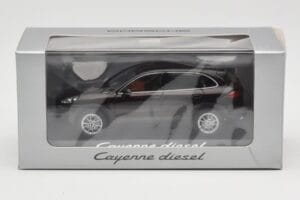 Porsche Cayenne 958 Diesel Acajou Brown Minichamps 1:43 WAP0200030E Métal Moulé — image 4 sur 4