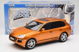Porsche Cayenne GTS Lava Orange Norev 1:18 187535 Métal Moulé — image 8 sur 8
