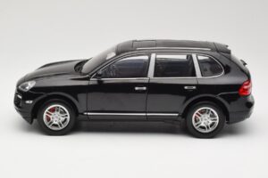 Porsche Cayenne Turbo 957 Noir Norev 1:18 WAP02112317 Métal Moulé — image 4 sur 8